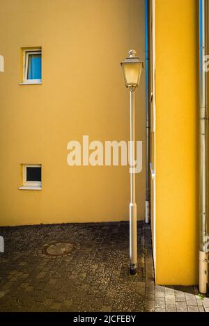 Sentiero ripido Gutenfels, percorso culturale a Kaub, sentiero dalla città fino al castello, facciate casa, lampione Foto Stock