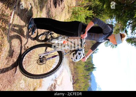 Giovane donna in mountain bike sul fiume Isar vicino a Krün, REST, Germania, Baviera, alta Baviera, Valle Isar, bicicletta, Foto Stock