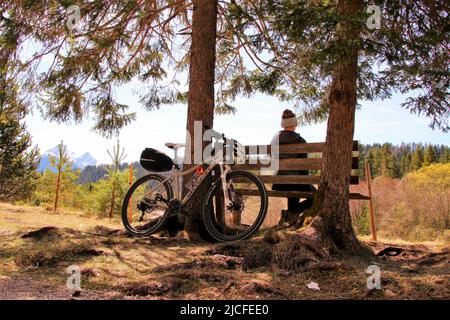 Giovane donna in mountain bike sul fiume Isar vicino a Krün, REST, Germania, Baviera, alta Baviera, Valle Isar, bicicletta, Foto Stock