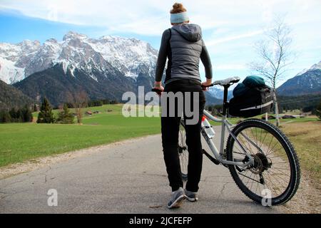Tour in bicicletta con la mountain bike nei prati umpback vicino a Mittenwald, Germania, Baviera, alta Baviera, valle dell'Isar, Strada, percorso, bicicletta, montagne del Karwendel, Foto Stock