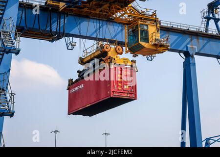 Duisburg, zona della Ruhr, Renania settentrionale-Vestfalia, Germania - Containers nel porto di Duisburg, la nuova Via della Seta collega il porto interno europeo di Duisburg con le metropoli cinesi, i treni merci hanno bisogno di 16 giorni per il collegamento diretto. Foto Stock