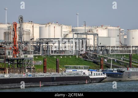 Duisburg, Renania settentrionale-Vestfalia, Germania-Porto di Duisburg, Duisburg Ruhrort, isola petrolifera, petroliere di fronte all'azienda agricola di serbatoi per prodotti petroliferi minerali, olio combustibile, prodotti chimici, prodotti petrolchimici, prodotti biogenici, gas liquido. Foto Stock