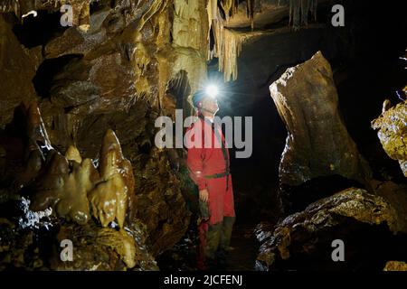 Speleologo nella grotta di Baume de Gonvillars in Francia Foto Stock