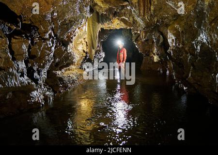 Speleologo nella grotta di Baume de Gonvillars in Francia Foto Stock