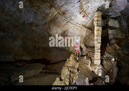 Speleologo nella Grotta della Malatiere in Francia Foto Stock