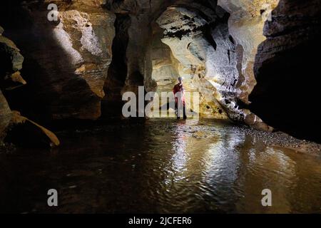 Speleologo nella grotta di Baume de Gonvillars in Francia Foto Stock