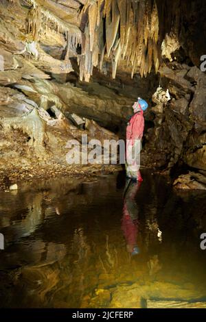 Speleologo nella grotta di Baume de Gonvillars in Francia Foto Stock