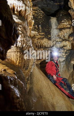 Speleologo nella Grotta della Malatiere in Francia Foto Stock