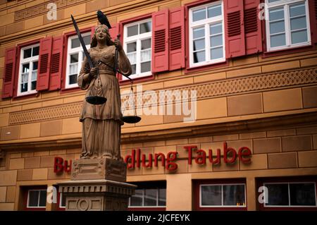 Colomba seduta su Justitia, fontana Justitia, dietro di essa libreria Taube, Waiblingen, Baden-Württemberg, Germania Foto Stock