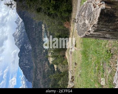 Vista da Hoher Kranzberg ai monti Lautersee e Wetterstein, Alpenwelt Karwendel, Karwendel, Arnspitzen, primavera, sentiero escursionistico, nuvole, sole, montagne, natura, Mittenwald, Baviera, Germania Foto Stock