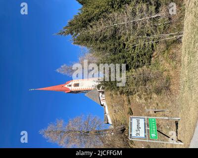 Vista della chiesa parrocchiale di San Sigmund in Sellraintal, segno villaggio San Sigmund, stazione sciistica Kühtai, Sellraintal, primavera, inverno, Montagne, panorama montano, natura, cielo blu, Kühtai, Tirolo, Austria Foto Stock