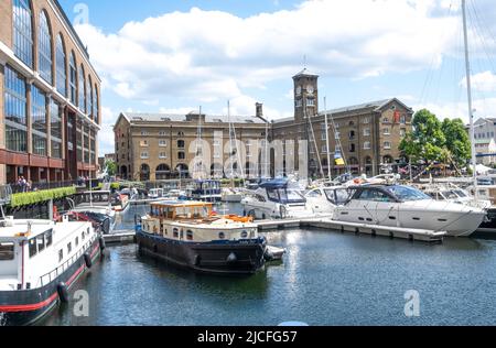 St Katharine Docks - sponda nord del Tamigi, è l'unico porto turistico del centro di Londra, una comunità sul mare con edifici residenziali e commerciali. Foto Stock