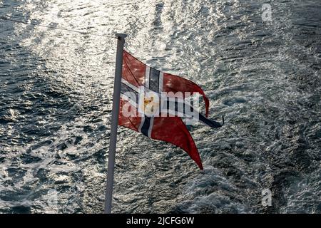 Norvegia, Troms og Finnmark, bandiera della nave postale Hurtigruten. Foto Stock