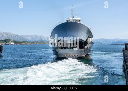 Norvegia, Nordland, traghetto nel porto di Sandnessjøen Foto Stock