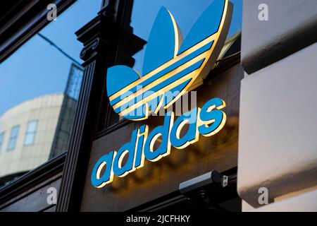 Belgrado, Serbia - 15 novembre 2021: Logo Adidas sul fronte di un negozio a Belgrado, Serbia. Adidas è un abbigliamento, calzature e un marchio sportivo di fama mondiale. Foto Stock