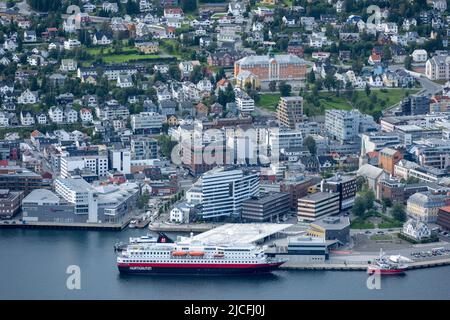 Norvegia, Troms og Finnmark, Tromsø, vista da Storsteinen al molo Hurtigruten. Foto Stock