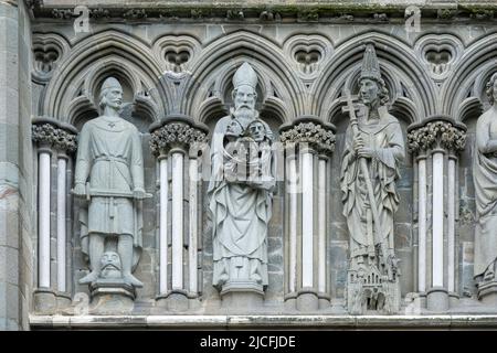 Norvegia, Trøndelag, Trondheim, Cattedrale di Nidaros, sculture della facciata ovest, da sinistra Olav Trygvason, vescovo Sigurd e San Clemente. Foto Stock