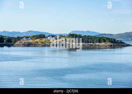 Norvegia, Vestland, cottage sulla piccola isola di Færøya. Foto Stock