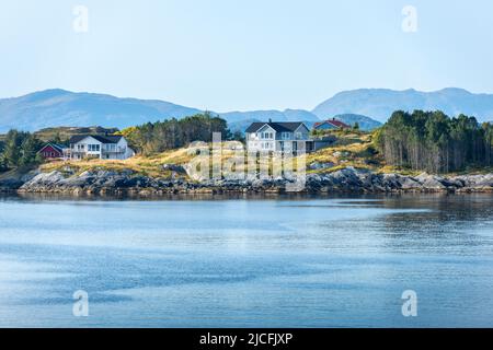 Norvegia, Vestland, cottage sulla piccola isola di Færøya. Foto Stock