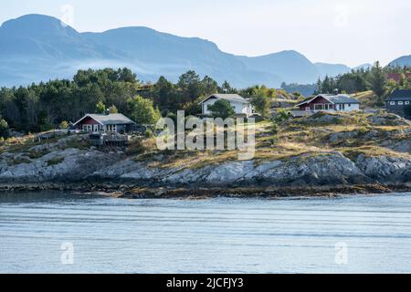 Norvegia, Vestland, cottage sulla piccola isola di Færøya. Foto Stock