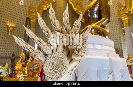 Banconote inserite, drago a sette teste, statua del Buddha d'oro Phra Phuttha Maha Suwan Patimakon, fatto di oro solido, Phra Maha Mondop, Wat Traimit, Tempio del Buddha d'oro, Bangkok, Thailandia Foto Stock