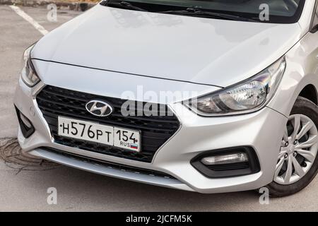 Novosibirsk, Russia - Marzo 09 2022: Vista frontale dell'argento Hyundai Solaris è parcheggiata sulla strada su un caldo d Foto Stock