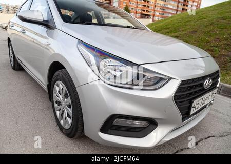 Novosibirsk, Russia - Marzo 09 2022: Vista frontale dell'argento Hyundai Solaris è parcheggiata sulla strada su un caldo d Foto Stock