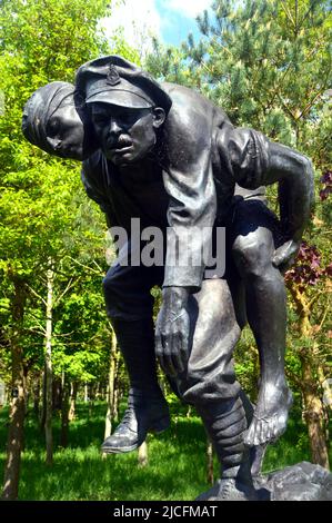 Bronze Staue in memoria del corpo medico dell'esercito reale (RAMC) al National Memorial Arboretum, Staffordshire, Inghilterra, Regno Unito Foto Stock