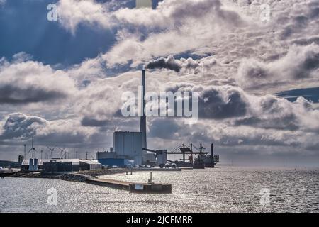 Porto di Esbjerg fronte acqua con vecchia stazione di riscaldamento, Danimarca Foto Stock