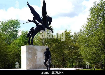 Statue di bronzo di Bellerophon su Pegasus con un paracadutista al Paracadute Regiment e Airborne Forces Memorial, National Memorial Arboretum, Regno Unito. Foto Stock