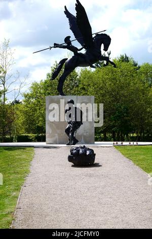 Statue di bronzo di Bellerophon su Pegasus con un paracadutista al Paracadute Regiment e Airborne Forces Memorial, National Memorial Arboretum, Regno Unito. Foto Stock