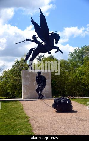 Statue di bronzo di Bellerophon su Pegasus con un paracadutista al Paracadute Regiment e Airborne Forces Memorial, National Memorial Arboretum, Regno Unito. Foto Stock