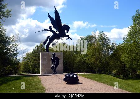 Statue di bronzo di Bellerophon su Pegasus con un paracadutista al Paracadute Regiment e Airborne Forces Memorial, National Memorial Arboretum, Regno Unito. Foto Stock