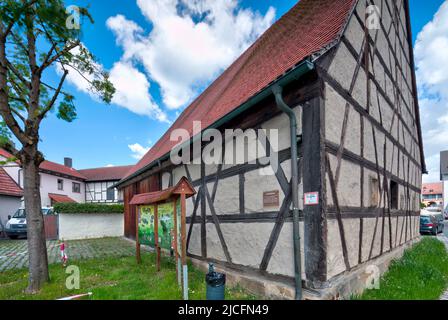 Fienile a graticcio, casa a graticcio, facciata casa, architettura, vista villaggio, Baunach, Franconia, Germania, Europa, Foto Stock