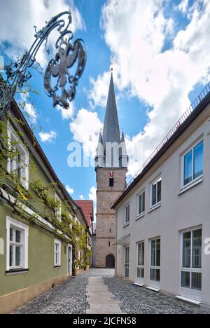 Chiesa parrocchiale cattolica San Oswald, chiesa, facciata casa, vista villaggio, Baunach, Franconia, Germania, Europa, Foto Stock