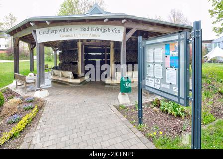 Gradierpavillion, parco termale, inalare, salute, vista villaggio, Inizio estate, Bad Königshofen, Franconia, Germania, Europa, Foto Stock