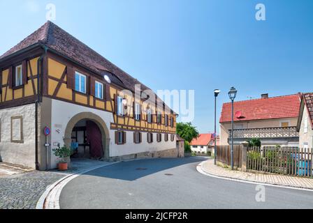 Antico maniero, facciata della casa, legno a graticcio, vista del villaggio, architettura, Castell, Franconia, Baviera, Germania, Europa Foto Stock