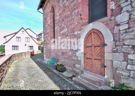 Chiesa di San Trinitatis, portale, ingresso, facciata casa, vista villaggio, Estate, Wasungen, Turingia, Germania, Europa, Foto Stock