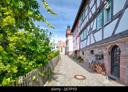 Chiesa di San Trinitatis, Kirchweg, facciata casa, a graticcio, vista villaggio, Estate, Wasungen, Turingia, Germania, Europa, Foto Stock