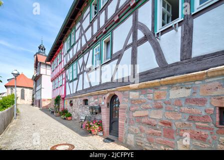 Chiesa di San Trinitatis, Kirchweg, facciata casa, a graticcio, vista villaggio, Estate, Wasungen, Turingia, Germania, Europa, Foto Stock