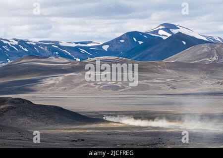 Il sentiero escursionistico di Laugavegur è il più famoso tour di trekking di più giorni in Islanda. Paesaggio girato dalla zona intorno a Landmannalaugar, punto di partenza del sentiero escursionistico a lunga distanza negli altopiani dell'Islanda. Autobus pubblico da Reykjavik. Foto Stock