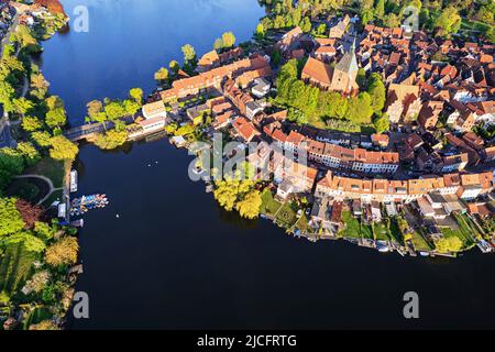 Città vecchia di Möllner al lago della città e la scuola lago (fuco colpo) Foto Stock