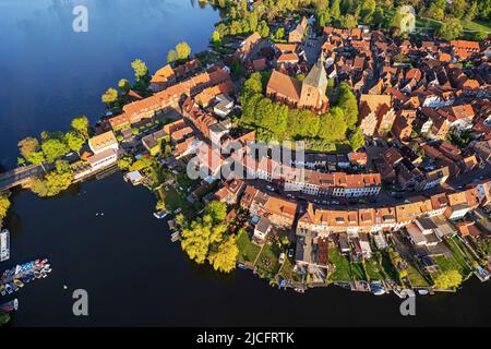 Città vecchia di Möllner al lago della città e la scuola lago (fuco colpo) Foto Stock