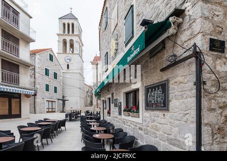 La cittadina di Vodice con ristorante e la Chiesa della Santa Croce, Contea di Sibenik-Knin, Dalmazia Centrale, Croazia, Europa Foto Stock