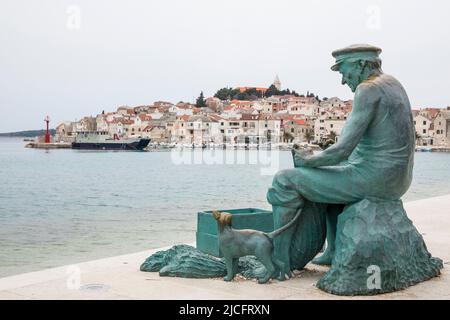 Statua del pescatore e città vecchia sullo sfondo, Primosten, costa adriatica, contea di Sibenik-Knin, Dalmazia, Croazia, Europa Foto Stock