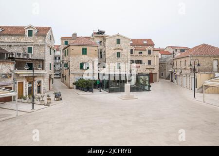 Piazza principale in Primosten, Contea di Sibenik-Knin, Dalmazia, Croazia, Europa Foto Stock