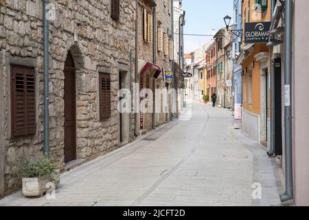 Vicolo con case tipiche in piccola città Skradin, Sibenik-Knin County, Dalmazia Centrale, Croazia, Europa Foto Stock