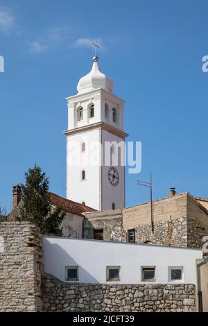 Vista sul campanile della chiesa di Mala Gospa, Skradin, contea di Sibenik-Knin, Dalmazia Centrale, Croazia, Europa Foto Stock
