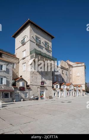 Edificio sul lungomare della città vecchia, Trogir, patrimonio dell'umanità dell'UNESCO, contea di Spalato-Dalmazia, Dalmazia, Croazia, Europa Foto Stock