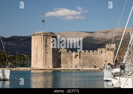 Vista della Fortezza di Kamerlengo dal porto, Trogir, Patrimonio dell'Umanità dell'UNESCO, Mare Adriatico, Contea di Spalato-Dalmazia, Dalmazia, Croazia, Europa Foto Stock